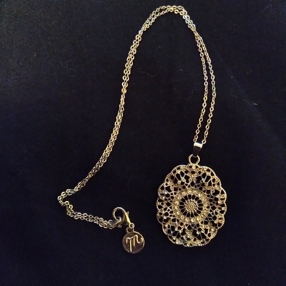 Silvertone necklace and interwined bangles - Picture 4 of 9